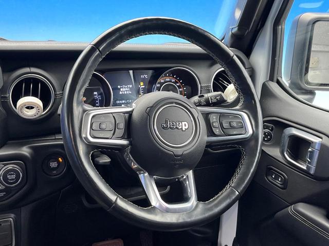 ジープ・ラングラーアンリミテッド サハラ　黒革シート　アダプティブクルーズ　ＬＥＤヘッドランプ　純正ナビ　バックカメラ　前席シートヒーター　ハンドルヒーター　デュアルオートエアコン　Ｂｌｕｅｔｏｏｔｈ再生　スマートキー　禁煙車　４ＷＤ（12枚目）