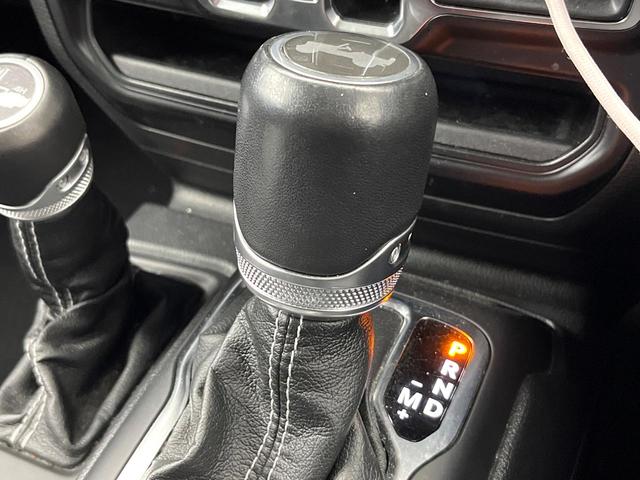 ジープ・ラングラーアンリミテッド サハラ　黒革シート　アダプティブクルーズ　ＬＥＤヘッドランプ　純正ナビ　バックカメラ　前席シートヒーター　ハンドルヒーター　デュアルオートエアコン　Ｂｌｕｅｔｏｏｔｈ再生　スマートキー　禁煙車　４ＷＤ（13枚目）