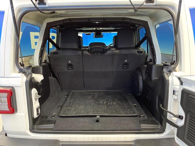 ジープ・ラングラーアンリミテッド サハラ　黒革シート　アダプティブクルーズ　ＬＥＤヘッドランプ　純正ナビ　バックカメラ　前席シートヒーター　ハンドルヒーター　デュアルオートエアコン　Ｂｌｕｅｔｏｏｔｈ再生　スマートキー　禁煙車　４ＷＤ（14枚目）