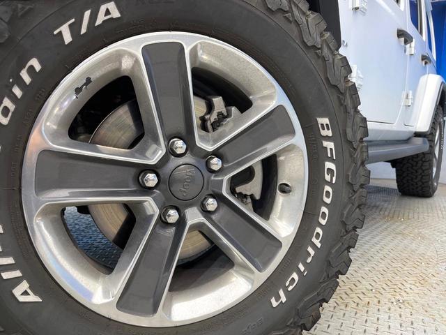 ジープ・ラングラーアンリミテッド サハラ　黒革シート　アダプティブクルーズ　ＬＥＤヘッドランプ　純正ナビ　バックカメラ　前席シートヒーター　ハンドルヒーター　デュアルオートエアコン　Ｂｌｕｅｔｏｏｔｈ再生　スマートキー　禁煙車　４ＷＤ（15枚目）