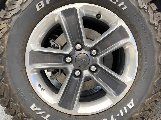 ジープ・ラングラーアンリミテッド サハラ　黒革シート　アダプティブクルーズ　ＬＥＤヘッドランプ　純正ナビ　バックカメラ　前席シートヒーター　ハンドルヒーター　デュアルオートエアコン　Ｂｌｕｅｔｏｏｔｈ再生　スマートキー　禁煙車　４ＷＤ（32枚目）