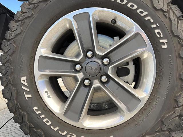 ジープ・ラングラーアンリミテッド サハラ　黒革シート　アダプティブクルーズ　ＬＥＤヘッドランプ　純正ナビ　バックカメラ　前席シートヒーター　ハンドルヒーター　デュアルオートエアコン　Ｂｌｕｅｔｏｏｔｈ再生　スマートキー　禁煙車　４ＷＤ（34枚目）