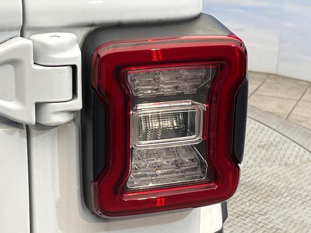 ジープ・ラングラーアンリミテッド サハラ　黒革シート　アダプティブクルーズ　ＬＥＤヘッドランプ　純正ナビ　バックカメラ　前席シートヒーター　ハンドルヒーター　デュアルオートエアコン　Ｂｌｕｅｔｏｏｔｈ再生　スマートキー　禁煙車　４ＷＤ（36枚目）