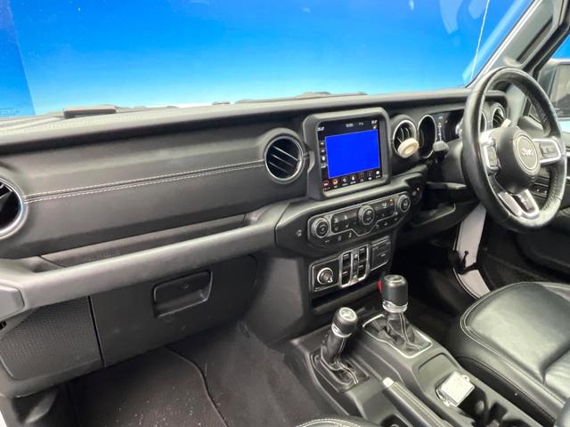 ジープ・ラングラーアンリミテッド サハラ　黒革シート　アダプティブクルーズ　ＬＥＤヘッドランプ　純正ナビ　バックカメラ　前席シートヒーター　ハンドルヒーター　デュアルオートエアコン　Ｂｌｕｅｔｏｏｔｈ再生　スマートキー　禁煙車　４ＷＤ（47枚目）