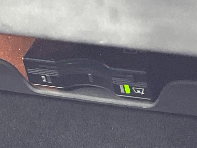 ジープ・グランドチェロキー ラレード クルーズコントロール 前席パワーシート HIDヘッドランプ 純正18インチアルミ バックカメラ オートライト 4WD ダウンヒルアシスト Bluetooth再生 禁煙車(8枚目)