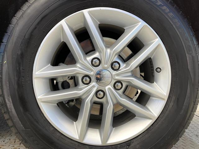 ジープ・グランドチェロキー ラレード クルーズコントロール 前席パワーシート HIDヘッドランプ 純正18インチアルミ バックカメラ オートライト 4WD ダウンヒルアシスト Bluetooth再生 禁煙車(33枚目)