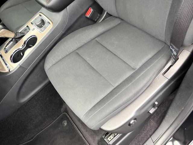 ジープ・グランドチェロキー ラレード クルーズコントロール 前席パワーシート HIDヘッドランプ 純正18インチアルミ バックカメラ オートライト 4WD ダウンヒルアシスト Bluetooth再生 禁煙車(43枚目)