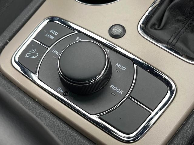 ジープ・グランドチェロキー ラレード クルーズコントロール 前席パワーシート HIDヘッドランプ 純正18インチアルミ バックカメラ オートライト 4WD ダウンヒルアシスト Bluetooth再生 禁煙車(60枚目)