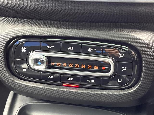 スマートフォーフォー ＢＲＡＢＵＳ　エクスクルーシブ　パノラミックルーフ　黒革シート　ＳＤナビ　バックカメラ　クルーズコントロール　オートエアコン　オートライト　純正１８インチＡＷ　地デジＴＶ　Ｂｌｕｅｔｏｏｔｈ　キーレスエントリー　禁煙車（8枚目）
