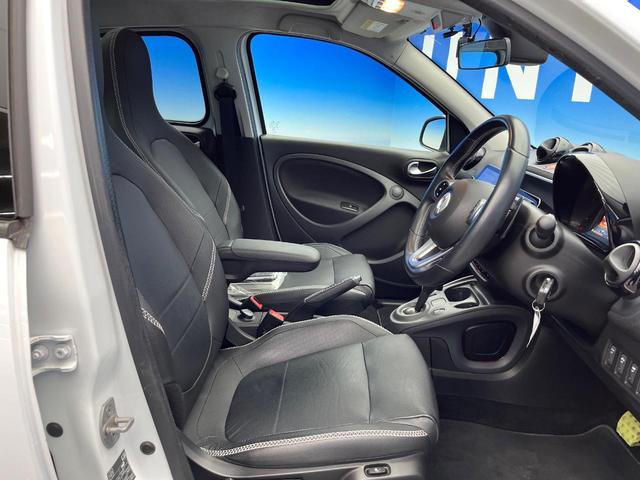 スマートフォーフォー ＢＲＡＢＵＳ　エクスクルーシブ　パノラミックルーフ　黒革シート　ＳＤナビ　バックカメラ　クルーズコントロール　オートエアコン　オートライト　純正１８インチＡＷ　地デジＴＶ　Ｂｌｕｅｔｏｏｔｈ　キーレスエントリー　禁煙車（9枚目）