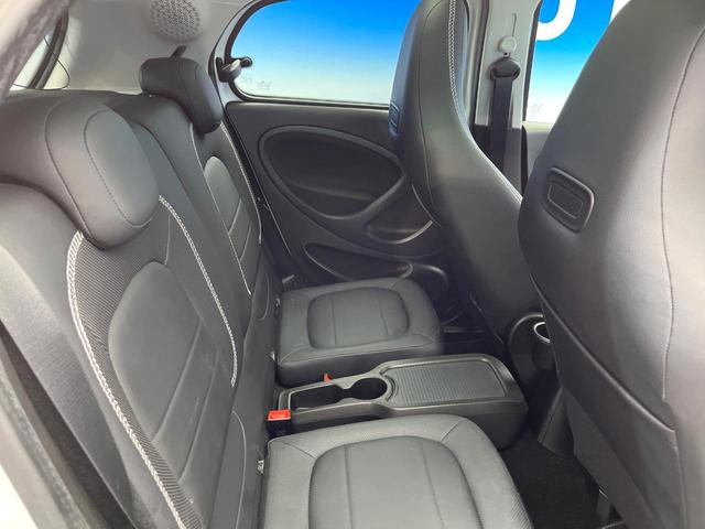 スマートフォーフォー ＢＲＡＢＵＳ　エクスクルーシブ　パノラミックルーフ　黒革シート　ＳＤナビ　バックカメラ　クルーズコントロール　オートエアコン　オートライト　純正１８インチＡＷ　地デジＴＶ　Ｂｌｕｅｔｏｏｔｈ　キーレスエントリー　禁煙車（10枚目）