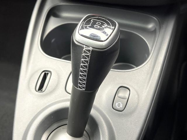 スマートフォーフォー ＢＲＡＢＵＳ　エクスクルーシブ　パノラミックルーフ　黒革シート　ＳＤナビ　バックカメラ　クルーズコントロール　オートエアコン　オートライト　純正１８インチＡＷ　地デジＴＶ　Ｂｌｕｅｔｏｏｔｈ　キーレスエントリー　禁煙車（12枚目）