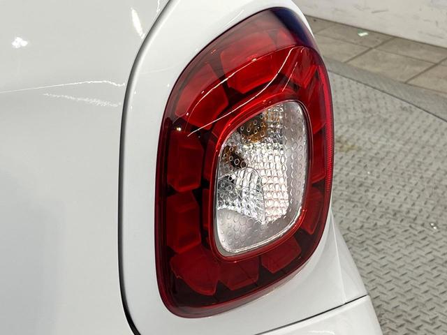 スマートフォーフォー ＢＲＡＢＵＳ　エクスクルーシブ　パノラミックルーフ　黒革シート　ＳＤナビ　バックカメラ　クルーズコントロール　オートエアコン　オートライト　純正１８インチＡＷ　地デジＴＶ　Ｂｌｕｅｔｏｏｔｈ　キーレスエントリー　禁煙車（27枚目）