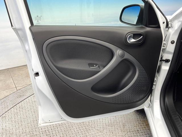 スマートフォーフォー ＢＲＡＢＵＳ　エクスクルーシブ　パノラミックルーフ　黒革シート　ＳＤナビ　バックカメラ　クルーズコントロール　オートエアコン　オートライト　純正１８インチＡＷ　地デジＴＶ　Ｂｌｕｅｔｏｏｔｈ　キーレスエントリー　禁煙車（38枚目）