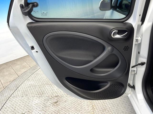 スマートフォーフォー ＢＲＡＢＵＳ　エクスクルーシブ　パノラミックルーフ　黒革シート　ＳＤナビ　バックカメラ　クルーズコントロール　オートエアコン　オートライト　純正１８インチＡＷ　地デジＴＶ　Ｂｌｕｅｔｏｏｔｈ　キーレスエントリー　禁煙車（40枚目）