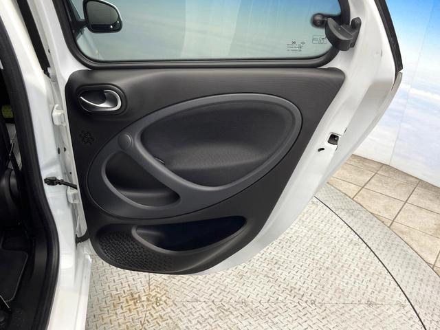 スマートフォーフォー ＢＲＡＢＵＳ　エクスクルーシブ　パノラミックルーフ　黒革シート　ＳＤナビ　バックカメラ　クルーズコントロール　オートエアコン　オートライト　純正１８インチＡＷ　地デジＴＶ　Ｂｌｕｅｔｏｏｔｈ　キーレスエントリー　禁煙車（41枚目）