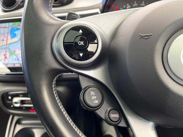 スマートフォーフォー ＢＲＡＢＵＳ　エクスクルーシブ　パノラミックルーフ　黒革シート　ＳＤナビ　バックカメラ　クルーズコントロール　オートエアコン　オートライト　純正１８インチＡＷ　地デジＴＶ　Ｂｌｕｅｔｏｏｔｈ　キーレスエントリー　禁煙車（54枚目）