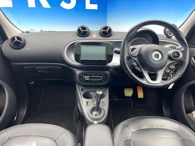 スマートフォーフォー ＢＲＡＢＵＳ　スポーツ　ガラスルーフ　革シート　バックカメラ　メモリーナビ　クルーズコントロール　レーンアシスト　アンビエントライト　前席シートヒーター　純正１７インチＡＷ　オートエアコン　地デジＴＶ　キーレス　禁煙車（2枚目）