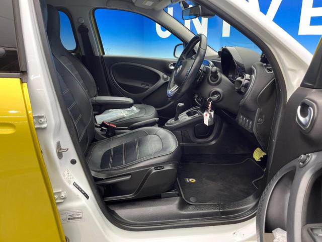 スマートフォーフォー ＢＲＡＢＵＳ　スポーツ　ガラスルーフ　革シート　バックカメラ　メモリーナビ　クルーズコントロール　レーンアシスト　アンビエントライト　前席シートヒーター　純正１７インチＡＷ　オートエアコン　地デジＴＶ　キーレス　禁煙車（9枚目）