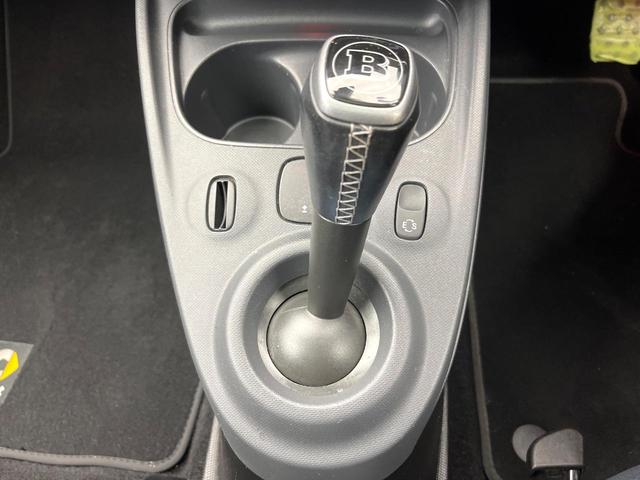 スマートフォーフォー ＢＲＡＢＵＳ　スポーツ　ガラスルーフ　革シート　バックカメラ　メモリーナビ　クルーズコントロール　レーンアシスト　アンビエントライト　前席シートヒーター　純正１７インチＡＷ　オートエアコン　地デジＴＶ　キーレス　禁煙車（12枚目）