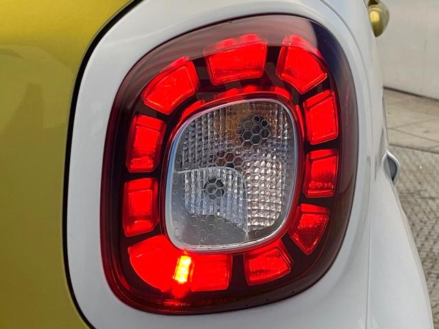 スマートフォーフォー ＢＲＡＢＵＳ　スポーツ　ガラスルーフ　革シート　バックカメラ　メモリーナビ　クルーズコントロール　レーンアシスト　アンビエントライト　前席シートヒーター　純正１７インチＡＷ　オートエアコン　地デジＴＶ　キーレス　禁煙車（25枚目）