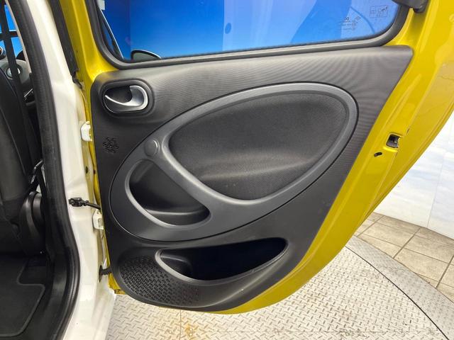 スマートフォーフォー ＢＲＡＢＵＳ　スポーツ　ガラスルーフ　革シート　バックカメラ　メモリーナビ　クルーズコントロール　レーンアシスト　アンビエントライト　前席シートヒーター　純正１７インチＡＷ　オートエアコン　地デジＴＶ　キーレス　禁煙車（41枚目）