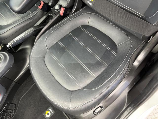 スマートフォーフォー ＢＲＡＢＵＳ　スポーツ　ガラスルーフ　革シート　バックカメラ　メモリーナビ　クルーズコントロール　レーンアシスト　アンビエントライト　前席シートヒーター　純正１７インチＡＷ　オートエアコン　地デジＴＶ　キーレス　禁煙車（43枚目）