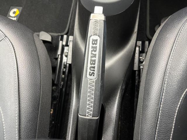 スマートフォーフォー ＢＲＡＢＵＳ　スポーツ　ガラスルーフ　革シート　バックカメラ　メモリーナビ　クルーズコントロール　レーンアシスト　アンビエントライト　前席シートヒーター　純正１７インチＡＷ　オートエアコン　地デジＴＶ　キーレス　禁煙車（56枚目）