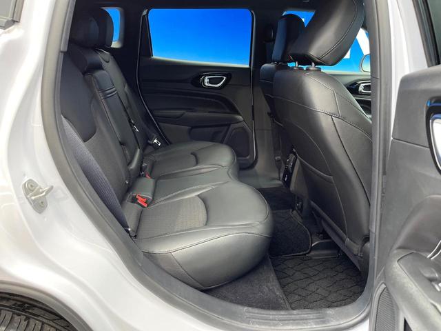 ジープ・コンパス ナイトイーグル　後期モデル　特別仕様車　アダプティブクルーズコントロール　オートブレーキホールド　ハーフレザーシート　オートハイビーム　雨量検知機能ワイパー　純正ナビ　バックカメラ　ワイヤレスチャージング　地デジＴＶ（10枚目）