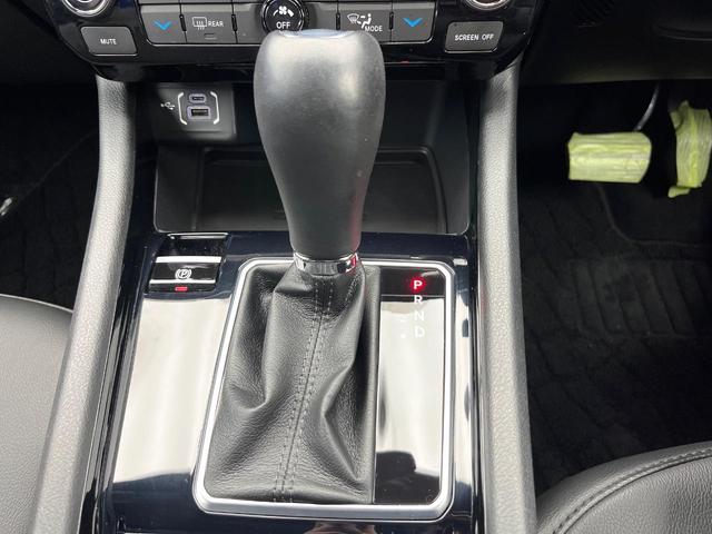 ジープ・コンパス ナイトイーグル　後期モデル　特別仕様車　アダプティブクルーズコントロール　オートブレーキホールド　ハーフレザーシート　オートハイビーム　雨量検知機能ワイパー　純正ナビ　バックカメラ　ワイヤレスチャージング　地デジＴＶ（12枚目）