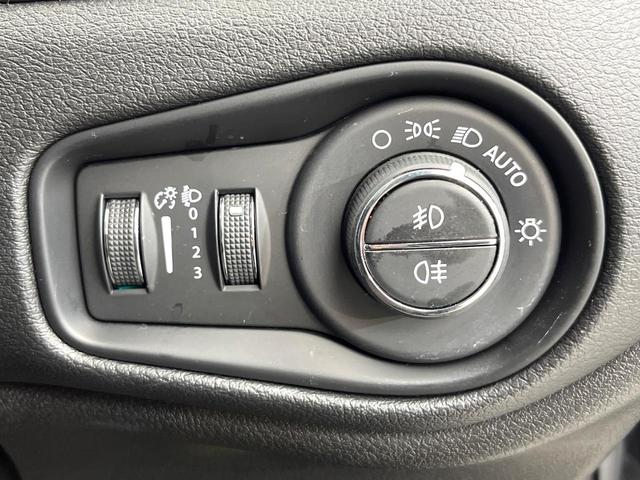 ジープ・レネゲード リミテッド　Ａｐｐｌｅ　Ｃａｒ　Ｐｌａｙ　ステアリングヒーター　黒革シート　前席パワーシート　前席シートヒーター　４ＷＡＹランパーサポート　アダプティブクルーズコントロール　ＬＥＤヘッドランプ　スマートキー　禁煙（50枚目）