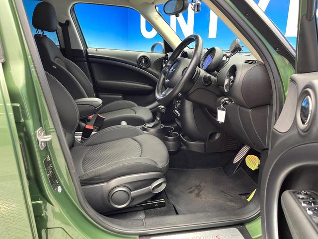 MINI クーパーSD クロスオーバー 後期モデル HIDヘッドライト HIDフロントフォグランプ オートライト バックカメラ Bluetooth接続 オートエアコン 純正17インチ5本ツインスポークAW キーレスエントリー 禁煙車(8枚目)