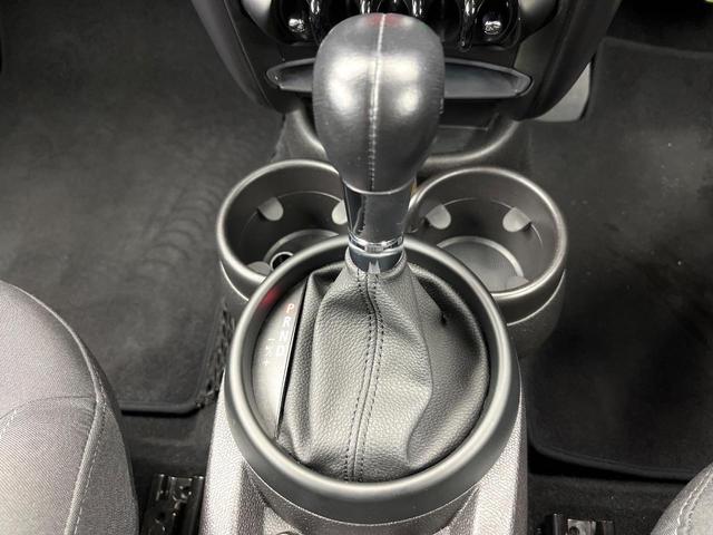 MINI クーパーSD クロスオーバー 後期モデル HIDヘッドライト HIDフロントフォグランプ オートライト バックカメラ Bluetooth接続 オートエアコン 純正17インチ5本ツインスポークAW キーレスエントリー 禁煙車(11枚目)