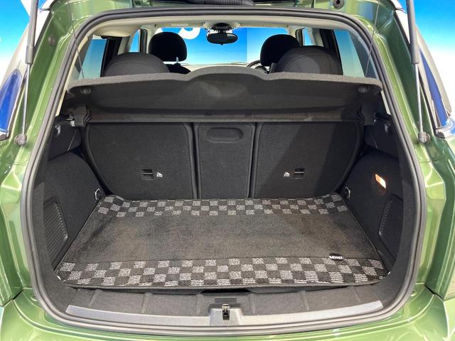 MINI クーパーSD クロスオーバー 後期モデル HIDヘッドライト HIDフロントフォグランプ オートライト バックカメラ Bluetooth接続 オートエアコン 純正17インチ5本ツインスポークAW キーレスエントリー 禁煙車(12枚目)