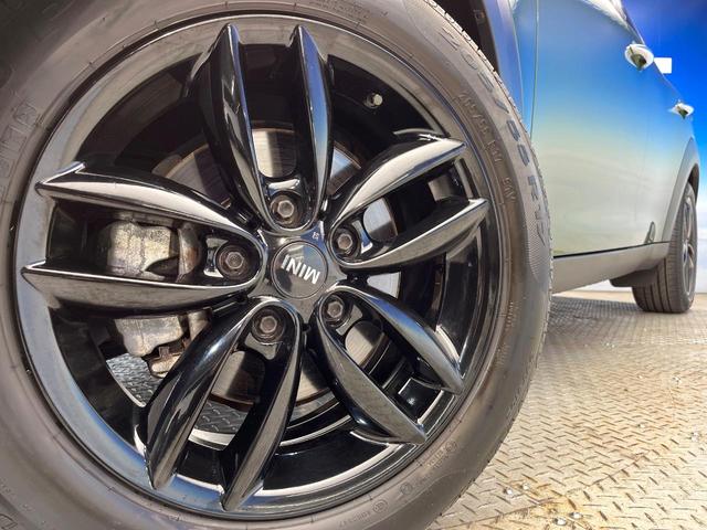 MINI クーパーSD クロスオーバー 後期モデル HIDヘッドライト HIDフロントフォグランプ オートライト バックカメラ Bluetooth接続 オートエアコン 純正17インチ5本ツインスポークAW キーレスエントリー 禁煙車(13枚目)