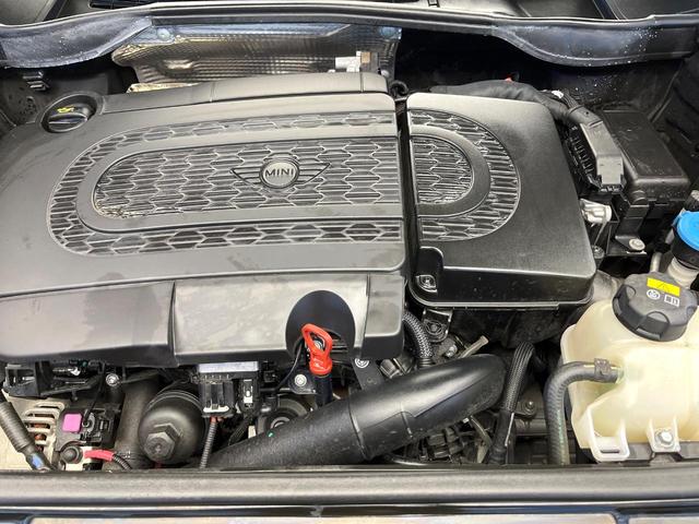 MINI クーパーSD クロスオーバー 後期モデル HIDヘッドライト HIDフロントフォグランプ オートライト バックカメラ Bluetooth接続 オートエアコン 純正17インチ5本ツインスポークAW キーレスエントリー 禁煙車(18枚目)