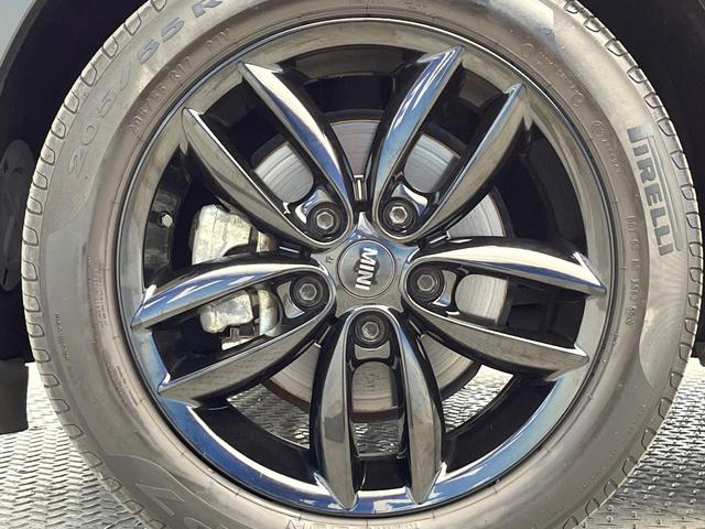 MINI クーパーSD クロスオーバー 後期モデル HIDヘッドライト HIDフロントフォグランプ オートライト バックカメラ Bluetooth接続 オートエアコン 純正17インチ5本ツインスポークAW キーレスエントリー 禁煙車(36枚目)