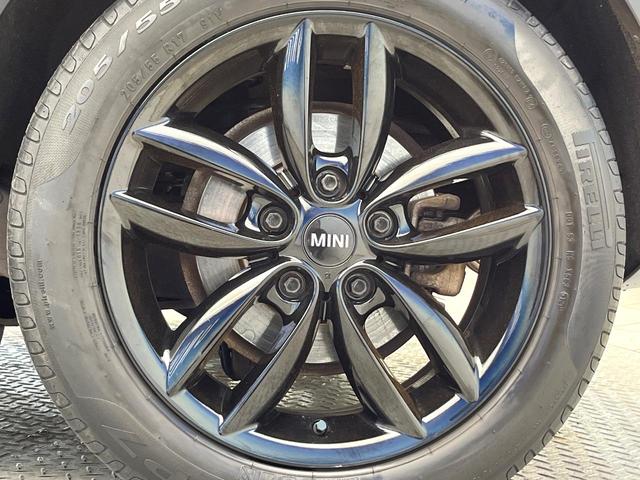 MINI クーパーSD クロスオーバー 後期モデル HIDヘッドライト HIDフロントフォグランプ オートライト バックカメラ Bluetooth接続 オートエアコン 純正17インチ5本ツインスポークAW キーレスエントリー 禁煙車(37枚目)