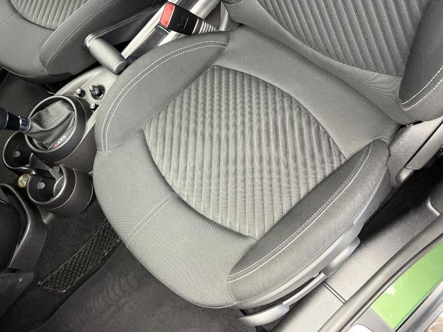 MINI クーパーSD クロスオーバー 後期モデル HIDヘッドライト HIDフロントフォグランプ オートライト バックカメラ Bluetooth接続 オートエアコン 純正17インチ5本ツインスポークAW キーレスエントリー 禁煙車(43枚目)