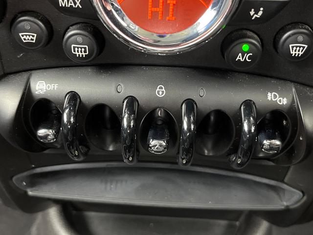 MINI クーパーSD クロスオーバー 後期モデル HIDヘッドライト HIDフロントフォグランプ オートライト バックカメラ Bluetooth接続 オートエアコン 純正17インチ5本ツインスポークAW キーレスエントリー 禁煙車(50枚目)