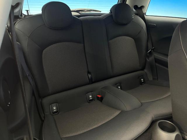 MINI クーパーD ペッパーPKG LEDヘッドランプ/LEDフロントフォグランプ 純正ナビ デュアルオートエアコン オートライト プライバシーガラス スマートキー Bluetooth ETC車載器 禁煙車(11枚目)