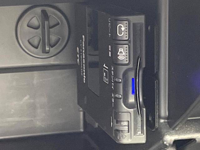 ＭＩＮＩ クーパーＳ　ロードスター　３ドア　黒革シート　シートヒーター　純正１７インチアルミホイール　ＨＩＤヘッドランプ　オートエアコン　キーレスエントリー　ＳＤナビ　フルセグＴＶ　ＥＴＣ　トラクションコントロール　ターボ　禁煙車（8枚目）