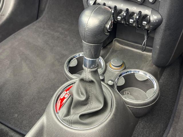 ＭＩＮＩ クーパーＳ　ロードスター　３ドア　黒革シート　シートヒーター　純正１７インチアルミホイール　ＨＩＤヘッドランプ　オートエアコン　キーレスエントリー　ＳＤナビ　フルセグＴＶ　ＥＴＣ　トラクションコントロール　ターボ　禁煙車（11枚目）