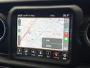 ジープ・ラングラーアンリミテッド サハラ　黒革シート　シートヒーター　純正ナビ　ＣａｒＰｌａｙ　フルセグＴＶ　バックカメラ　アダプティブクルーズ　ステアリングヒーター　ＬＥＤヘッド　スマートキー　１８インチアルミ　１オーナー　禁煙車（4枚目）