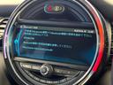 クーパーＤ　３ドア　ペッパーパッケージ　カメラ／パーキングアシストパッケージ　ＬＥＤヘッドランプ　バックカメラ　コンフォートアクセス　純正ナビ　Ｂｌｕｅｔｏｏｔｈ　コーナーセンサー　デュアルオートエアコン　禁煙車（55枚目）