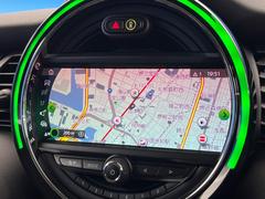 ●純正ナビ：一体感のあるナビは、高級感ある車内を演出してくれます。Ｂｌｕｅｔｏｏｔｈ再生などオーディオ機能も充実しておりますので、運転もより楽しめます♪ 4