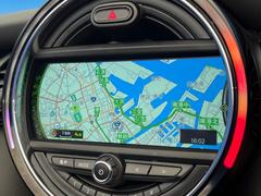 ●ＭＩＮＩ純正ナビ：一体感のあるナビは、高級感ある車内を演出してくれます。Ｂｌｕｅｔｏｏｔｈ再生などオーディオ機能も充実しておりますので、運転もより楽しめます♪ 4