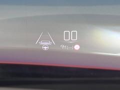 ●ヘッドアップディスプレイ：現在の速度や走行情報をデジタル表示で運転席前方のガラスに投影！運転中、視線をずらさず必要な情報を確認できるのでとっても便利で安心！ 4