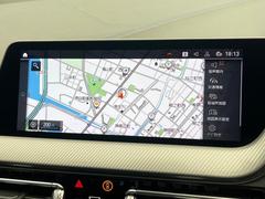 ●ＢＭＷ　Ｃｏｎｎｅｃｔｅｄ　Ｄｒｉｖｅ：タッチパッドで、直感的なナビ操作が可能です！また、別途オプションでバッテリー電圧低下や、車両のメインテナンスを最寄のディーラーにて事前に通知されるサービスも♪ 5