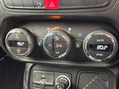 デュアルオートエアコン：運転席・助手席それぞれで温度設定が可能な独立式オートエアコンを標準装備しております！ 7